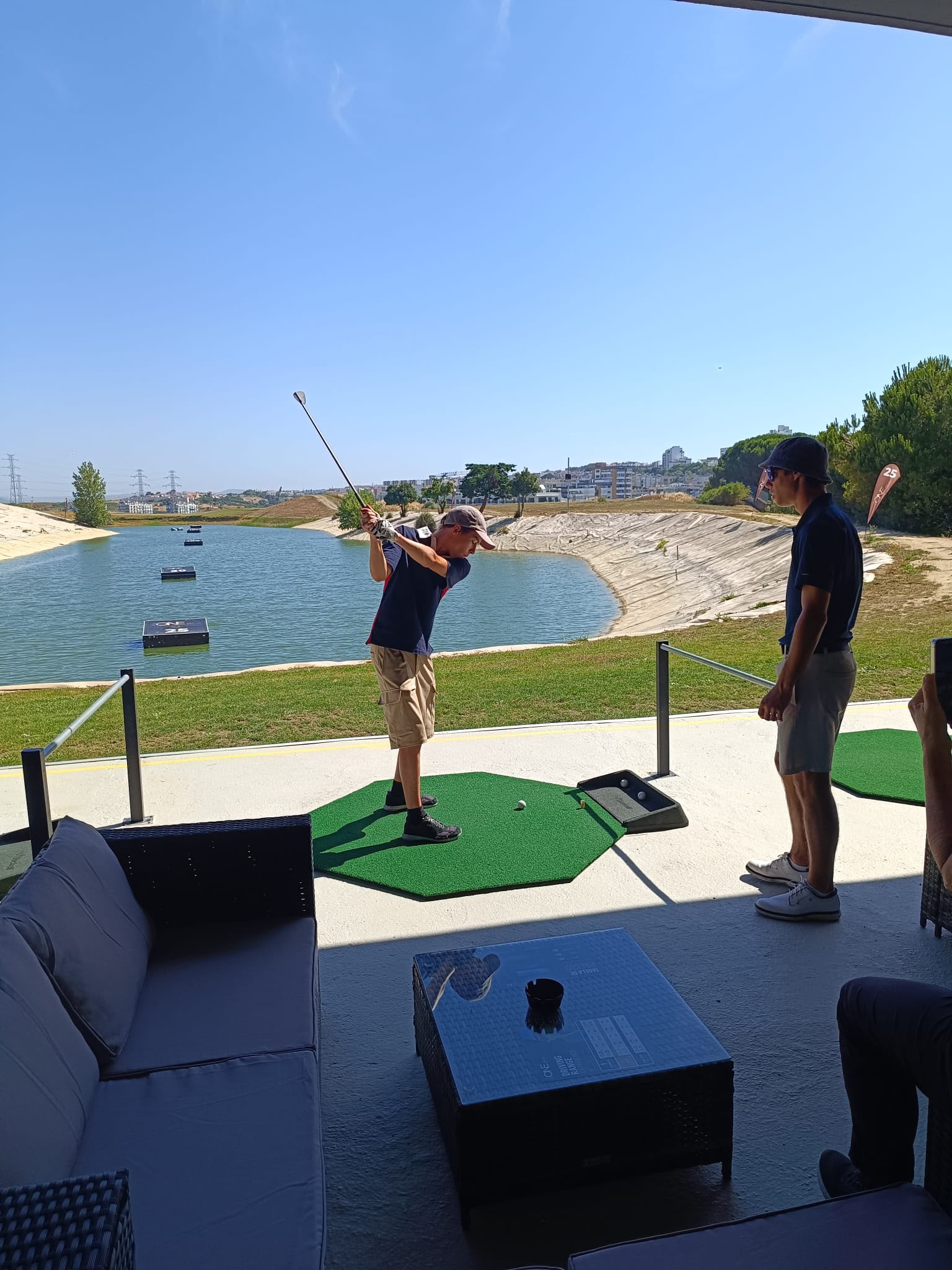 Crianças a aprender golfe